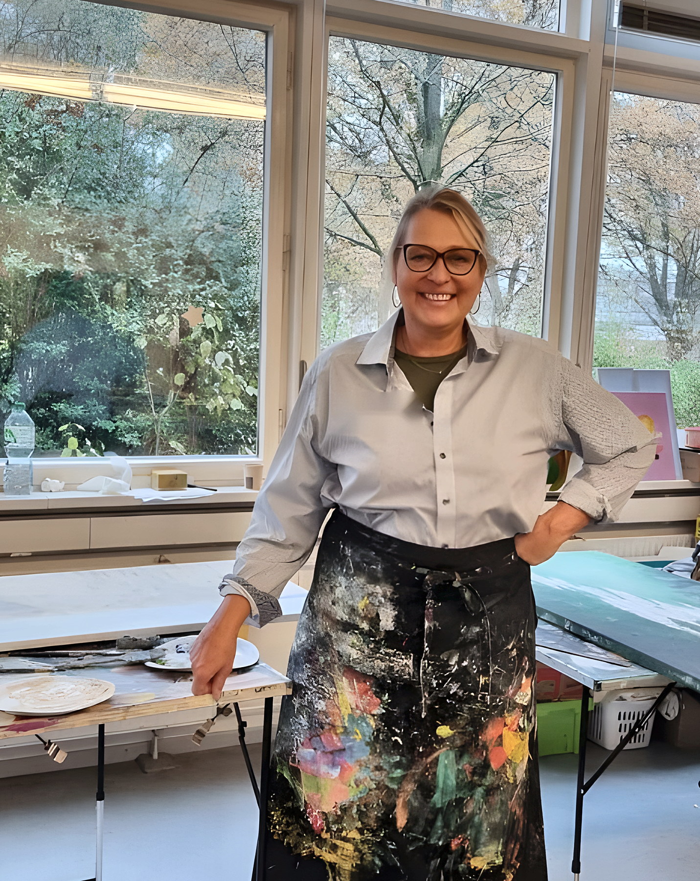 Andrea Lerch im Atelier zwischen Arbeitstischen und Fenstern