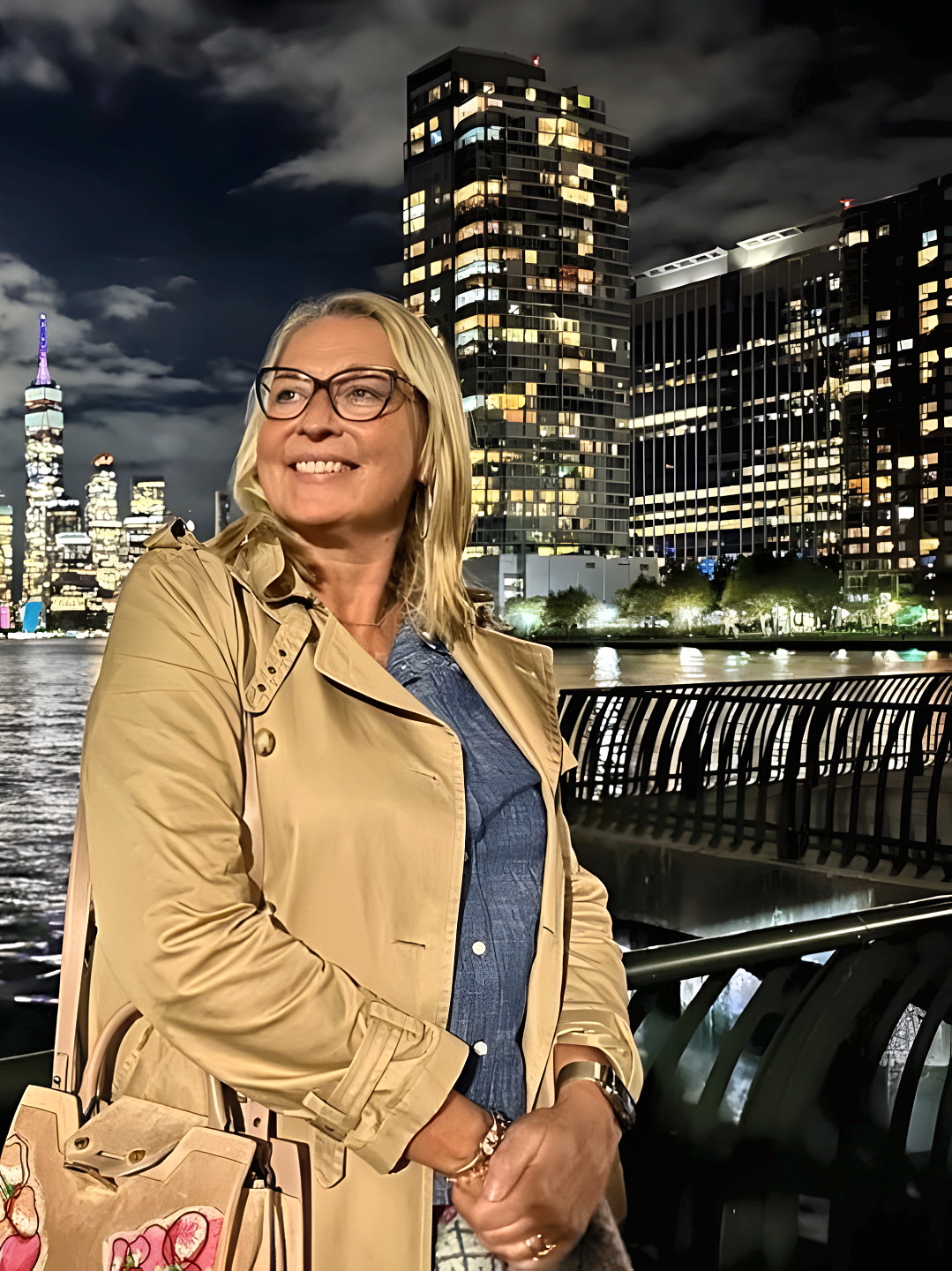 Andrea Lerch vor der nächtlichen Skyline von New York